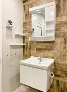 A bathroom at Art Apartment for 4 People Free Parking & Wifi
