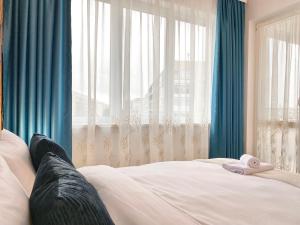 A bed or beds in a room at Art Apartment for 4 People Free Parking & Wifi