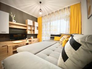 A seating area at Art Apartment for 4 People Free Parking & Wifi