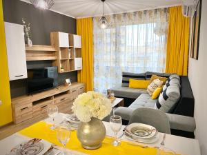 A seating area at Art Apartment for 4 People Free Parking & Wifi
