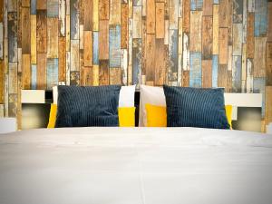 A bed or beds in a room at Art Apartment for 4 People Free Parking & Wifi