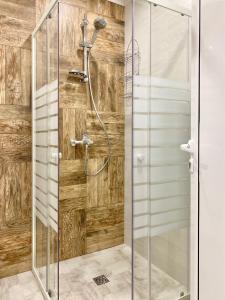 A bathroom at Art Apartment for 4 People Free Parking & Wifi