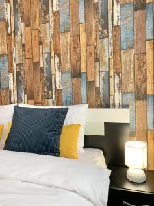 A bed or beds in a room at Art Apartment for 4 People Free Parking & Wifi