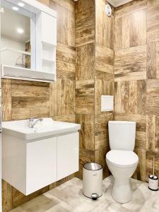 A bathroom at Art Apartment for 4 People Free Parking & Wifi