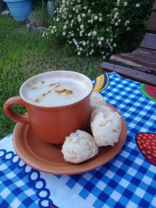 eine Tasse Kaffee und Donuts auf dem Tisch in der Unterkunft Óga Rory in Corrientes