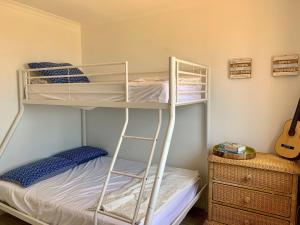 a bunk bed room with a bunk bed with a bunk bed gmaxwell gmaxwell gmaxwell gmaxwell at 18 Knudsen Street in Elliott Heads