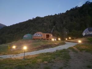 een gebouw op een heuvel met lichten op een weg bij Domos Trayenko in Ralún
