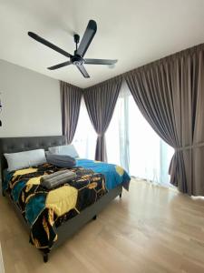 1 dormitorio con 1 cama y ventilador de techo en Datum Jelatek MHQ NAF Perfect, Relaxing, Sky Ring Bridge en Kampong Datok Keramat