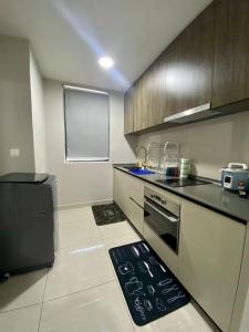 uma cozinha com fogão e bancada em Datum Jelatek MHQ NAF Perfect, Relaxing, Sky Ring Bridge em Kampong Datok Keramat