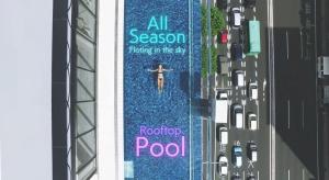 een bord op een gebouw met een persoon in het water bij Hotel Aqua Citta Naha in Naha
