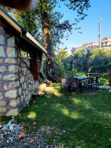 una casa de piedra con una mesa y sillas en un patio en TAŞ_SUİT, en Kartepe