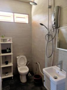 uma casa de banho com um chuveiro, um WC e um lavatório. em Rembulan Escape - The Red Bowl em Kampung Penarik