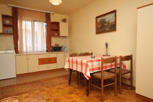 - une cuisine et une salle à manger avec une table et des chaises dans l'établissement Apartments and rooms with parking space Porec - 6917, à Poreč
