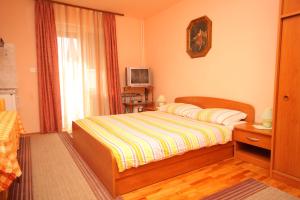 - une petite chambre avec un lit et une fenêtre dans l'établissement Apartments and rooms with parking space Porec - 6917, à Poreč