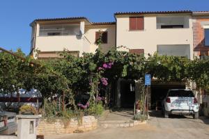 budynek z zaparkowanym przed nim samochodem w obiekcie Apartments and rooms by the sea Medulin - 7278 w Medulinie