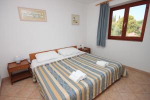 ein Schlafzimmer mit einem Bett mit zwei Handtüchern darauf in der Unterkunft Apartments by the sea Dajla, Novigrad - 3371 in Novigrad Istria
