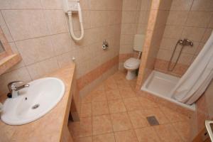 ein Bad mit einem Waschbecken, einer Dusche und einem WC in der Unterkunft Apartments by the sea Dajla, Novigrad - 3371 in Novigrad Istria