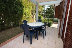 einen Tisch und Stühle auf einer Terrasse in der Unterkunft Apartments by the sea Dajla, Novigrad - 3371 in Novigrad Istria