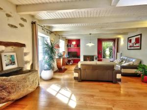 uma ampla sala de estar com um sofá e uma lareira em Charming holiday home with garden em Huelgoat
