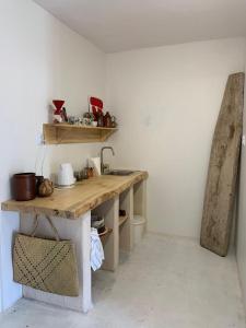 - une cuisine avec une table en bois dans une chambre dans l'établissement Rusiborek Slow, à Murzynowo Kościelne