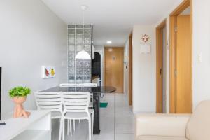 - une cuisine et une salle à manger avec une table et des chaises dans l'établissement Ocean Residence, à Porto de Galinhas