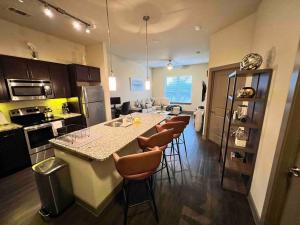 A cozinha ou cozinha compacta de Luxury Suite in the heart of Dallas, a Home away from Home!