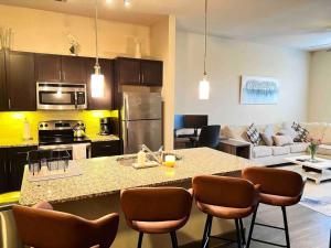 Luxury Suite in the heart of Dallas, a Home away from Home! tesisinde bir restoran veya yemek mekanı
