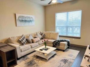 Uma área de estar em Luxury Suite in the heart of Dallas, a Home away from Home!