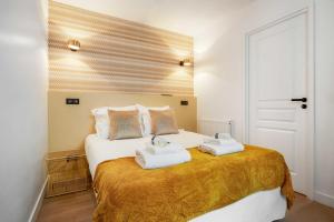 Giường trong phòng chung tại Cosy Apartment 2BR8P apartment - Tour Eiffel Champs de Mars 1A