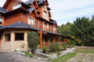 una gran casa de madera con un patio delante en PATAGONIA RANCH HAUS en San Martín de los Andes