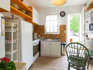 Kuchyň nebo kuchyňský kout v ubytování Gîte Cocooning avec Piscine Partagée au Cœur de la Campagne Sarthoise, Proche Zoo et Circuit du Mans - FR-1-410-331