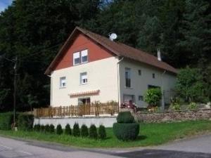 a white house with a red roof and a fence at Gîte Saulcy-sur-Meurthe, 5 pièces, 8 personnes - FR-1-589-200 in Saulcy-sur-Meurthe