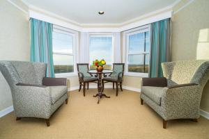 Posezení v ubytování Inn of the Four Winds Seaside Oceanfront