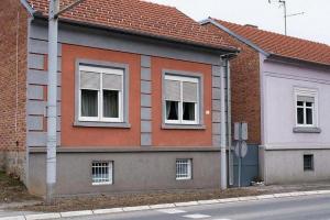 ein Gebäude mit zwei Fenstern und einer Straße in der Unterkunft Holiday house with a parking space Daruvar, Bjelovarska - 17937 in Daruvar