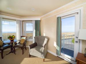 Posezení v ubytování Inn of the Four Winds Seaside Oceanfront