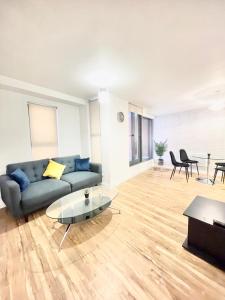 een woonkamer met een bank en een tafel bij Lovely 2 - bedroom condo in Manchester City centre in Manchester