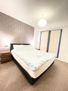 Tempat tidur dalam kamar di Lovely 2 - bedroom condo in Manchester City centre