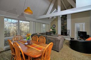ein Wohnzimmer mit Tisch und Couch in der Unterkunft Rustic 3 bedroom home Moose Lodge in Killington
