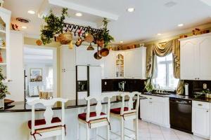 A cozinha ou cozinha compacta de Luxury Vacation Estate