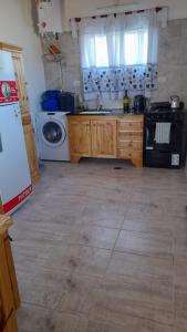 cocina con fregadero y lavadora en Casa Villa Zorzal en Villa Larca
