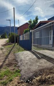 una valla al lado de una carretera al lado de una casa en Casa Villa Zorzal en Villa Larca