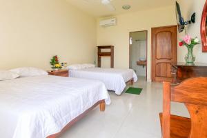 Una cama o camas en una habitación de Hotel las flores 39 fotos más