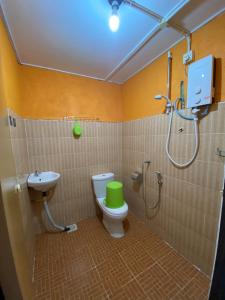 ein Bad mit einer Dusche, einem WC und einem Waschbecken in der Unterkunft Julies Hostel Taman Negara in Kuala Tahan