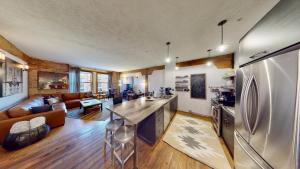 uma cozinha e sala de estar com um frigorífico de aço inoxidável em The Salt Flat - Salt Lake City em Salt Lake City