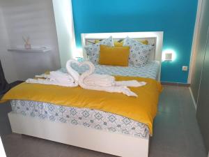 dos cisnes están sentados en una cama con toallas en Mangrov, en Le Moule