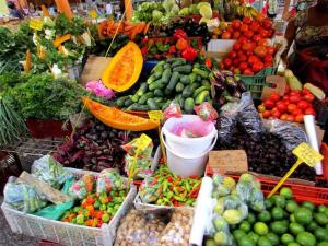 un mercado con muchos tipos diferentes de frutas y hortalizas en Mangrov, en Le Moule
