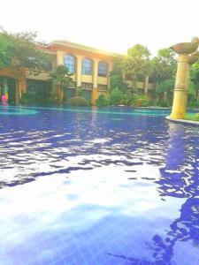 une piscine avec une fontaine en face d'un bâtiment dans l'établissement Semenyih Escapar Villa by Dan, à Semenyih