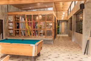 Biliár nebo kulečník v ubytování Refugio Surf Lodge