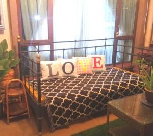 una camera da letto con un letto con la parola amore sopra di Semenyih Escapar Villa by Dan a Semenyih