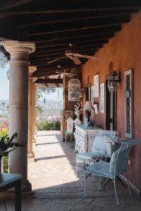 a living room with a table and chairs on a patio at Viña Calabria in Valle de Guadalupe